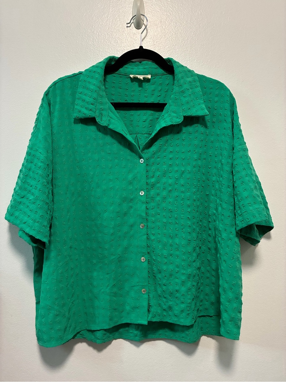 Entro Kelly Green Textured Button-Front Women's Top - NWOT